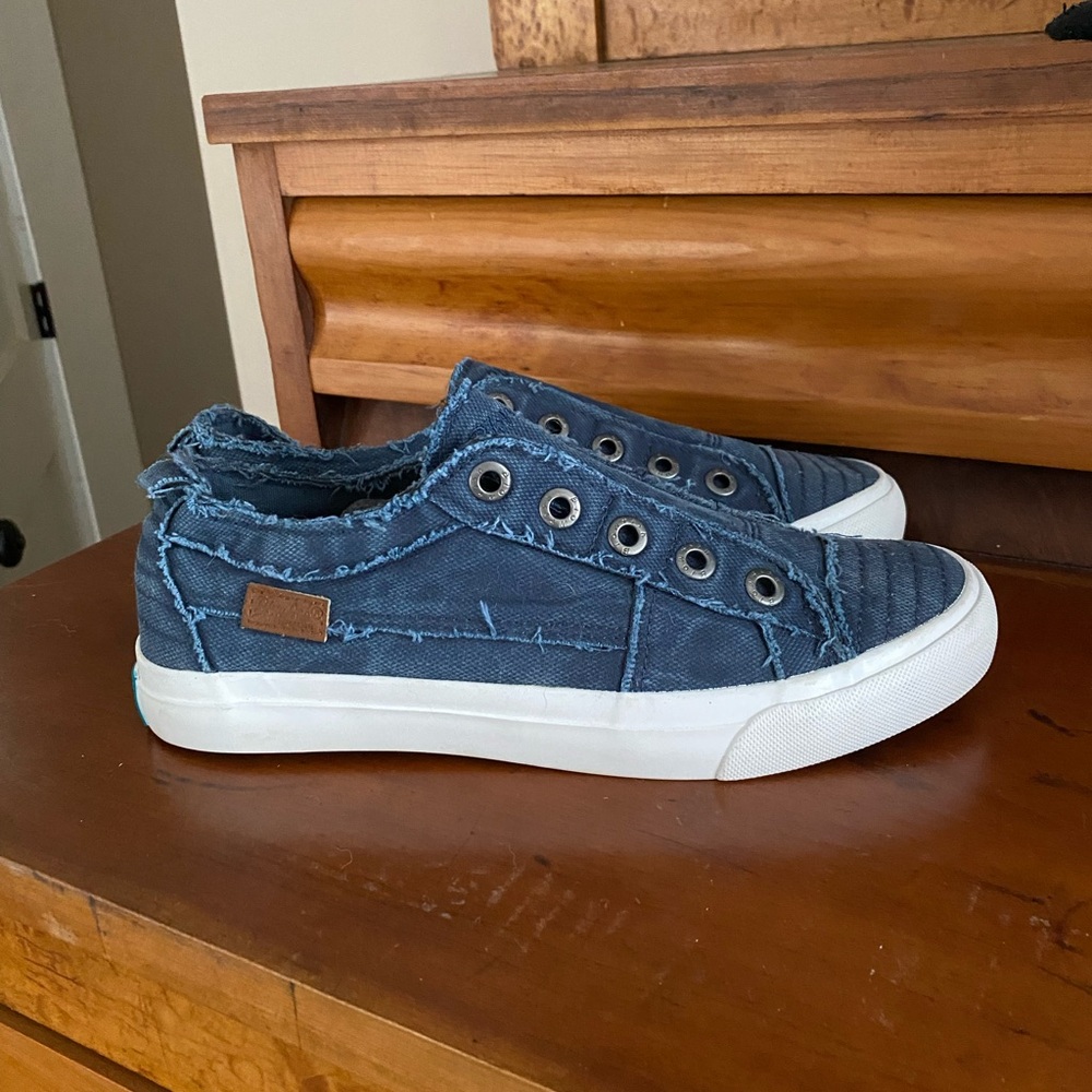 Blowfish size 8.5 sneaker